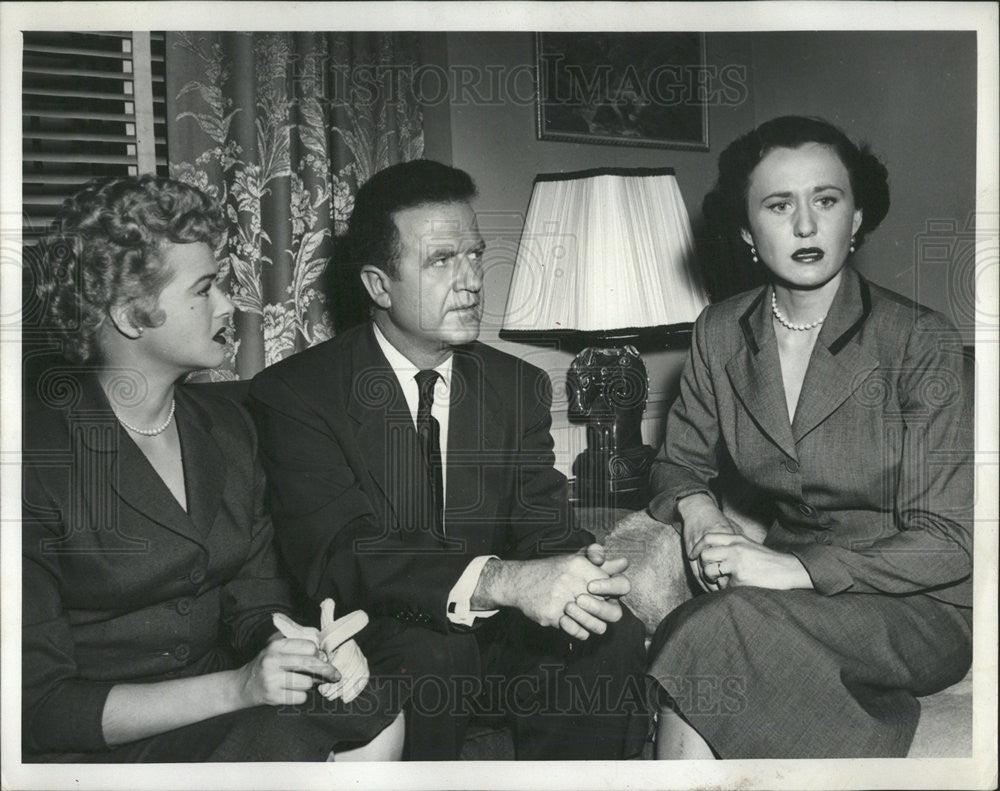 Press Photo man sits between two women - Historic Images