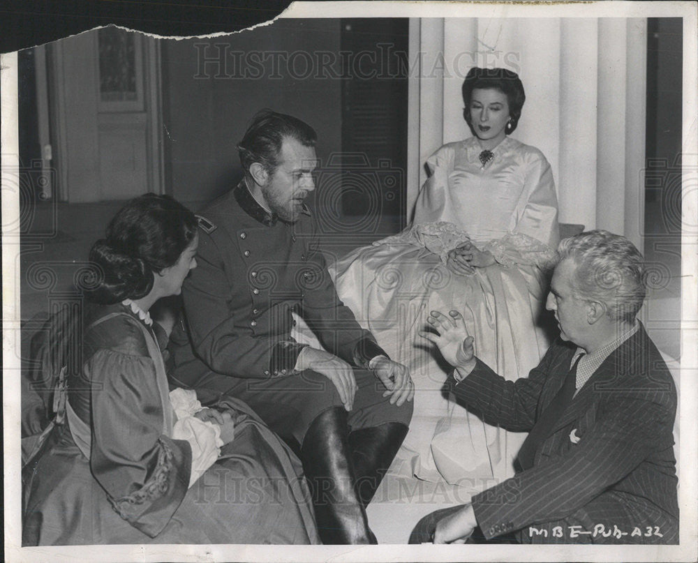 1947 Press Photo Director Dudley Nichols,Rosalind Russell,Raymond Massey - Historic Images