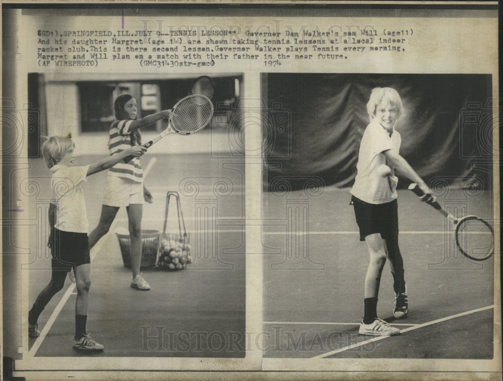 1974 Press Photo Governor Walker son and daughter taking tennis lesson. - Historic Images