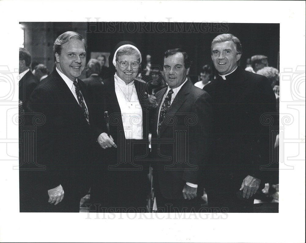 1992 Press Photo Father Jack Wall, honoree at St. Mary of Nazareth Hospital - Historic Images