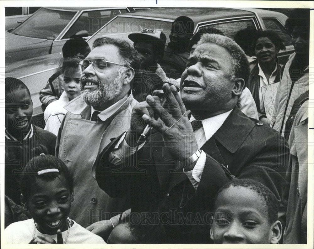 1986 Press Photo Mayor Harold Washington campaigning with Juan Velazquez - Historic Images