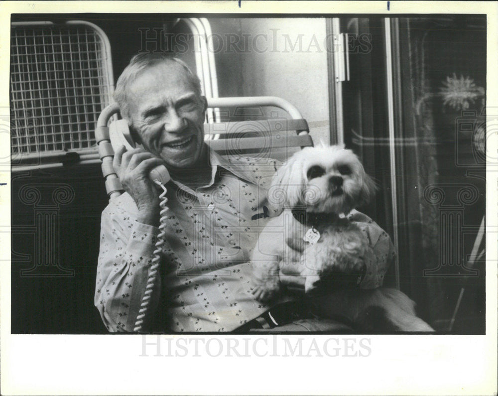 1986 Press Photo Actor Ray Walston and dog. - Historic Images