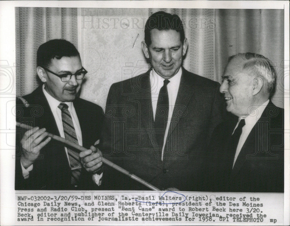 1959 Press Photo B. Walters and G. Roberts present &quot;Bent Cane&quot; award to R. Beck - Historic Images