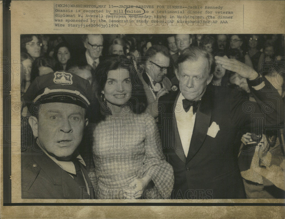 1974 Press Photo Jackie Kennedy Onassis and Bill Walton attend dinner - Historic Images