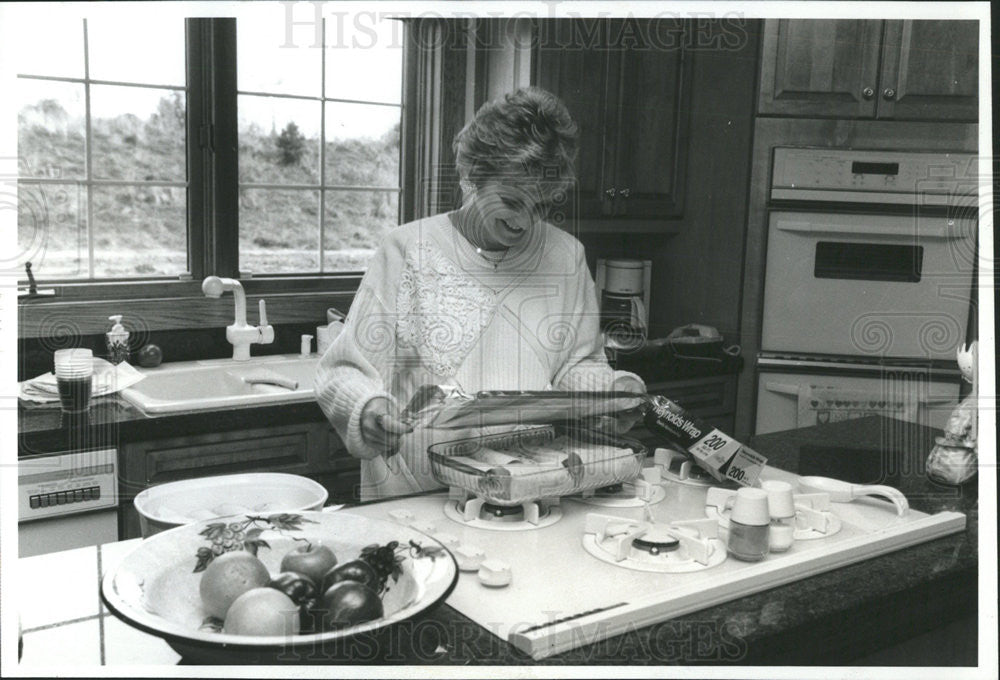 1993 Press Photo Jan prepares chicken enchiladas in the kitchen - Historic Images