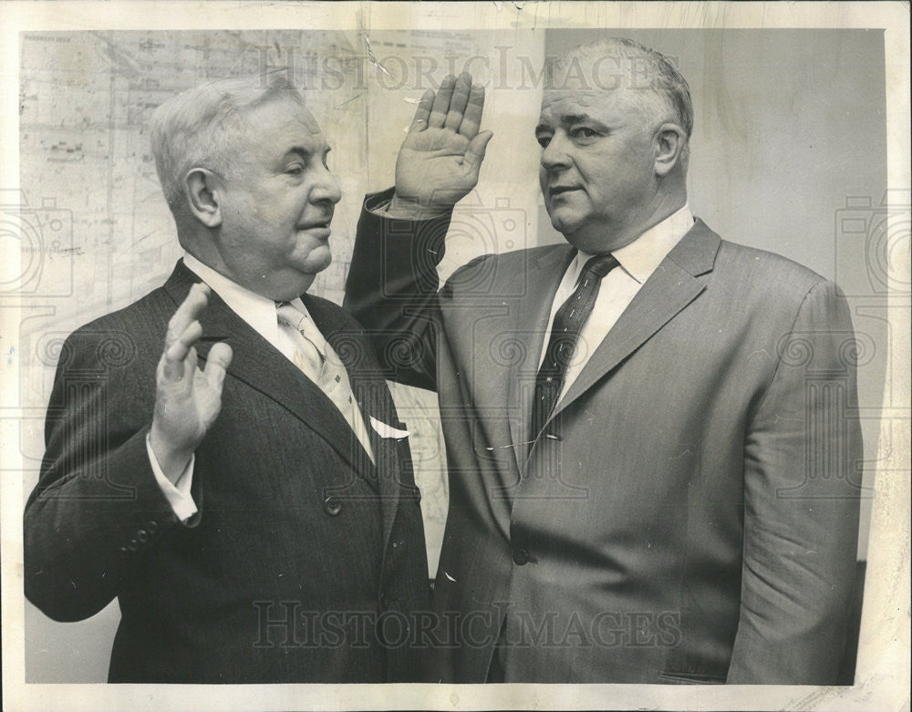 1960 Press Photo John Waner Federal Housing Administration Judge Julius Miner - Historic Images