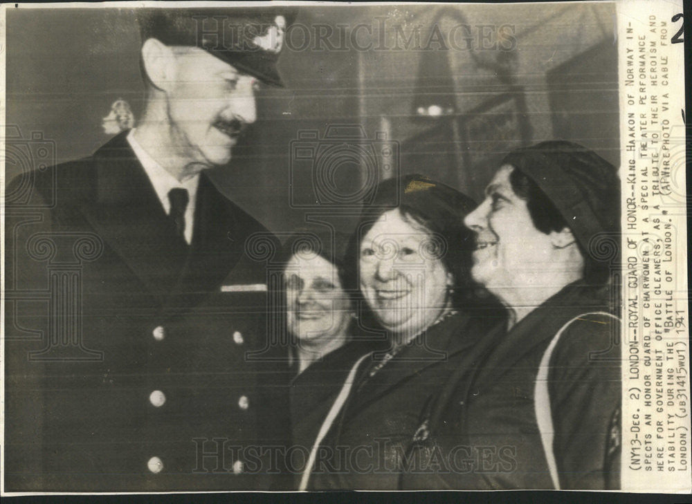 1941 Press Photo King Haakon Norway Inspect Honor Guard For Gov Office Cleaner - Historic Images