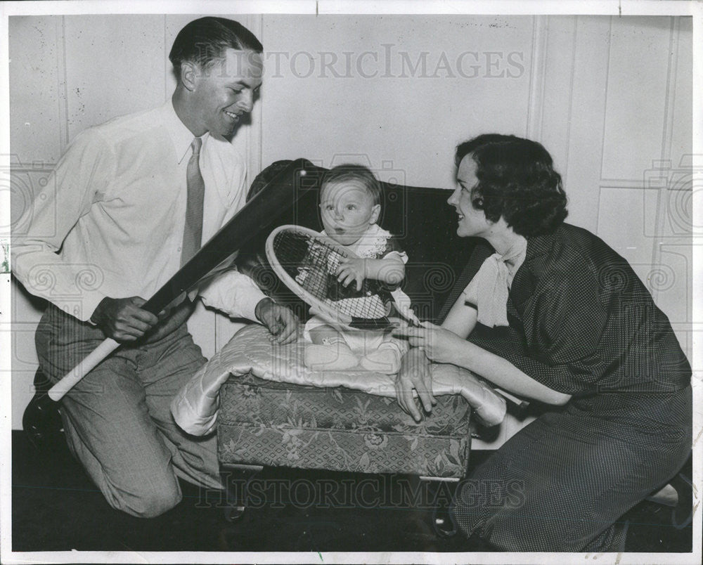 1967 Press Photo Stand Hack Jr. with Stan Hack Sr. and Dorothy Weisel. - Historic Images