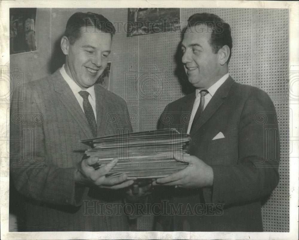 1961 Press Photo Leo Petrillo Donates Records Pepiot Hines Veterans Hospital - Historic Images