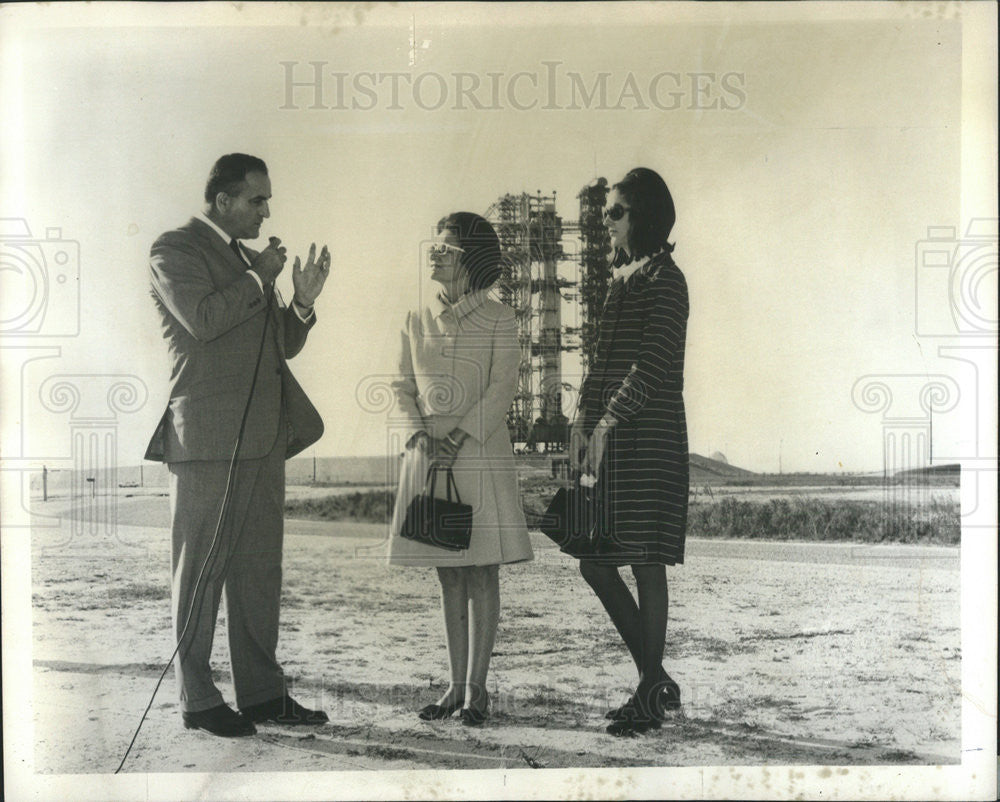 1969 Press Photo Mrs. Lyndon Johnson, Mrs. Linda Robb with  Rocco Petrone - Historic Images