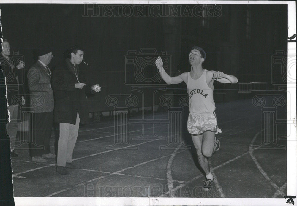 1961 Press Photo TOM MATULIS LOYOLA MILE RUN - Historic Images