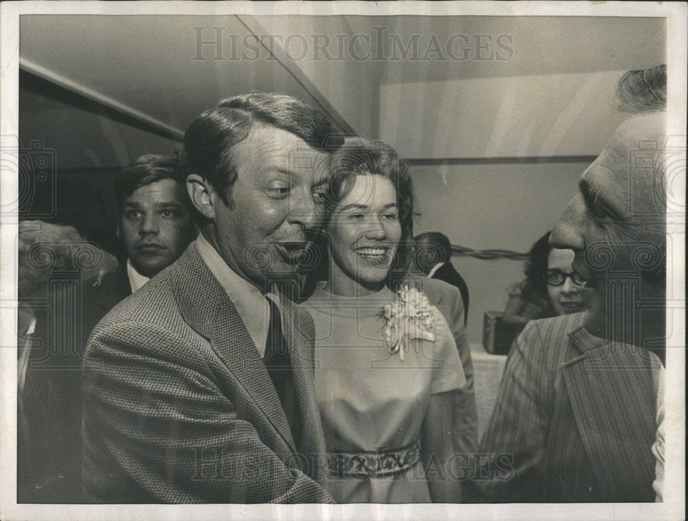 1972 Press Photo Jim Holshouser and wife Pat, victory on governor of NC - Historic Images