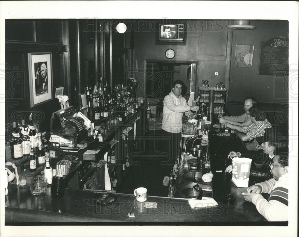 1987 Press Photo Ed Holsteinco-owner of bar - Historic Images