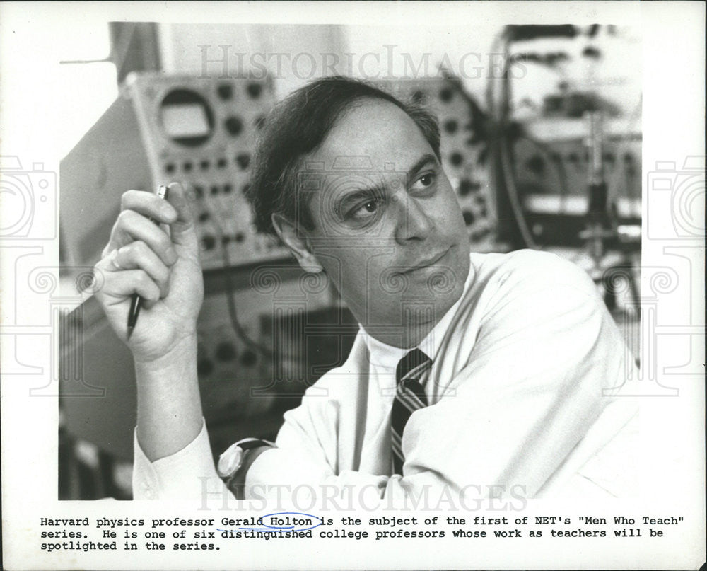 1968 Press Photo Harvard physics prof Gerald Holton - Historic Images