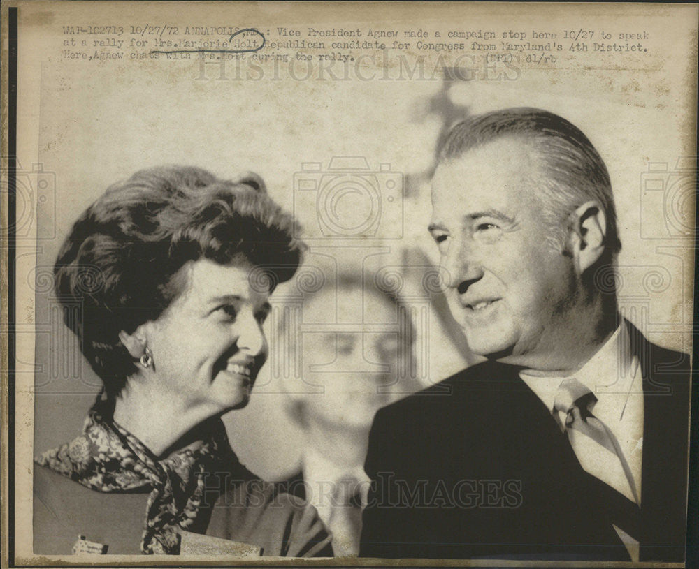 1972 Press Photo Vice President Agnew speaks with Mrs. Marjorie Holt - Historic Images