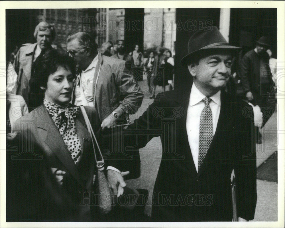 1986 Press Photo A man and a woman walking hand in hand - Historic Images