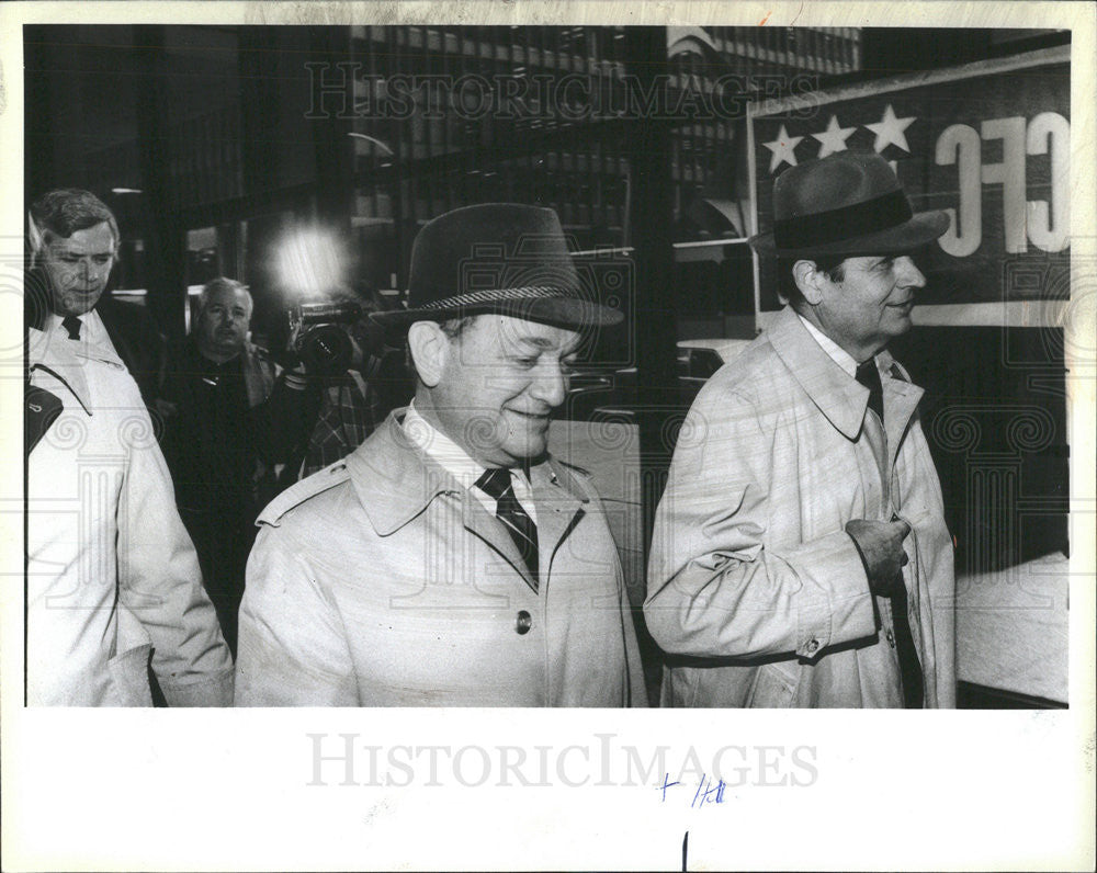 1985 Press Photo Judge Reginald Holzer with his atty Ed Foote - Historic Images