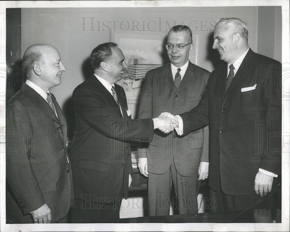 1957 Press Photo W. M. Thompson, editor, R.A. Cooper, gen. mgr and Wilbur C. Mun - Historic Images