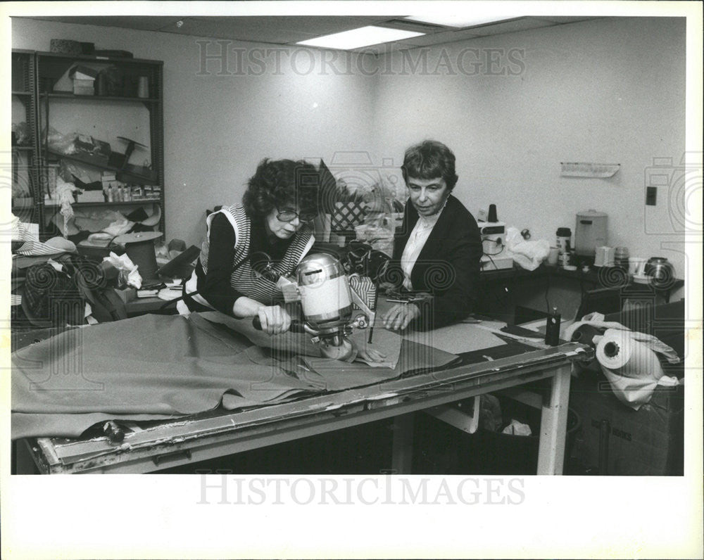 1984 Press Photo KAY MCGOVERN PRESIDENT COTTAGE INDUSTRIES NATALIE DAVIS - Historic Images