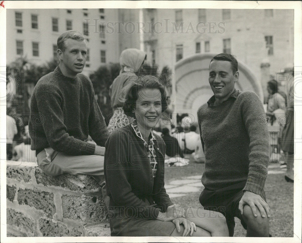 1962 Press Photo George McEwan Has Two Attentive Harvard boys in Bermuda - Historic Images