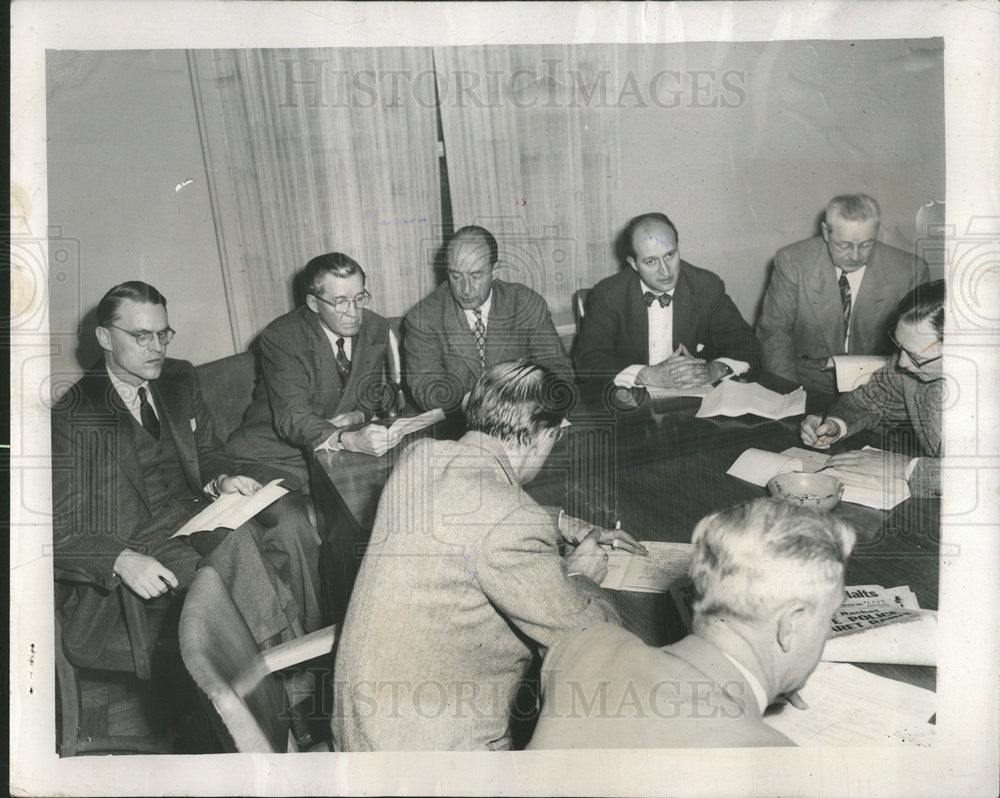 1951 Press Photo Carl McGowan Governor Stevenson  Conference Cigaret Tax Fraud - Historic Images