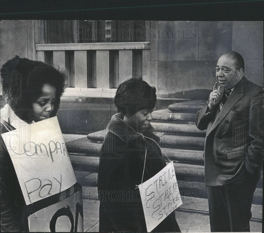 1970 Press Photo Postmaster Henry McGee made a brief tour of the picket lines - Historic Images