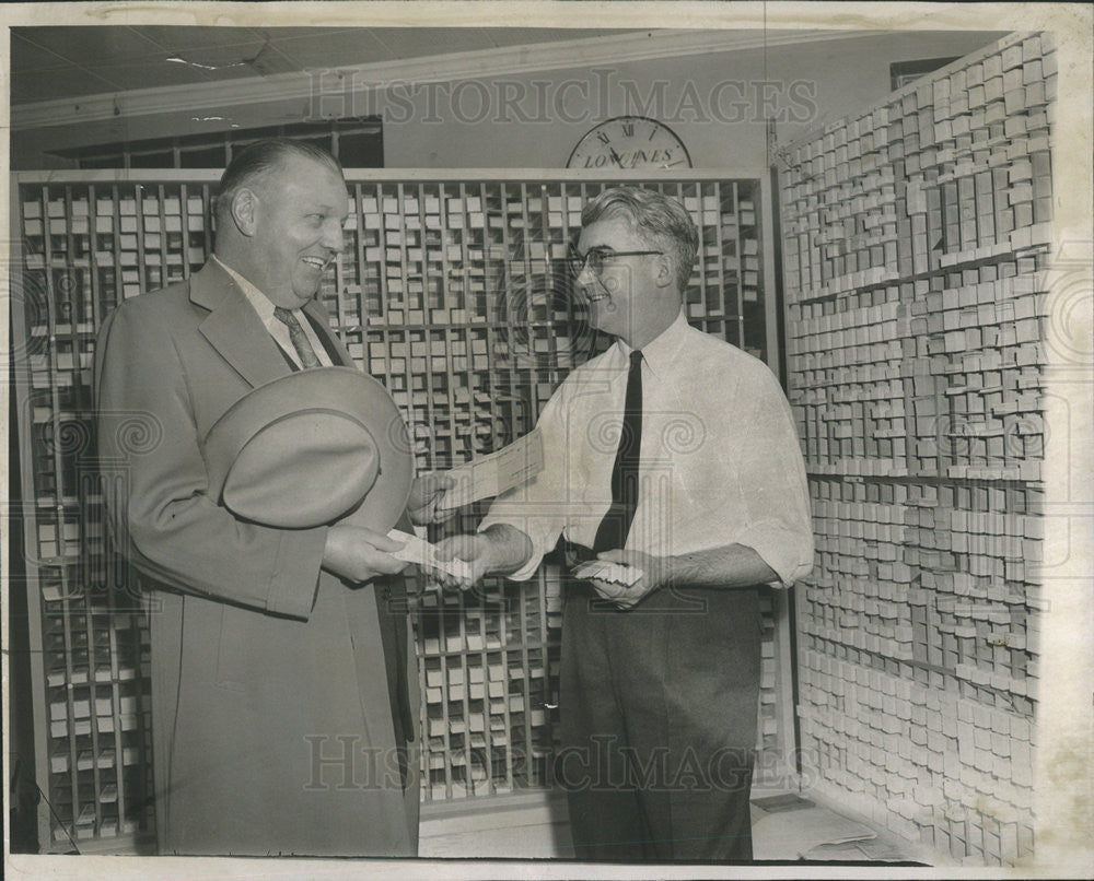 1956 Press Photo John Mahoney Vincennes Avenue a Beer Distributor - Historic Images