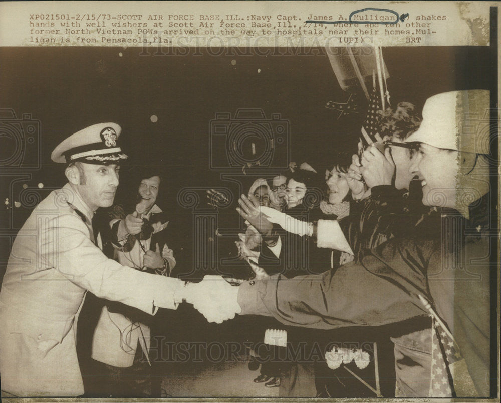 1973 Press Photo Navy Capt. James A. Mulligan Shakes hands with well wishers - Historic Images