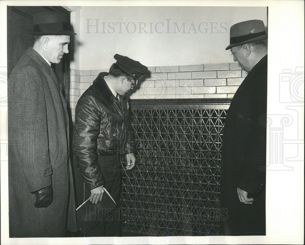 1964 Press Photo DET. JIM MULLIGAN ROBERT GULLO DET. JOHN VUKO BOMB - Historic Images