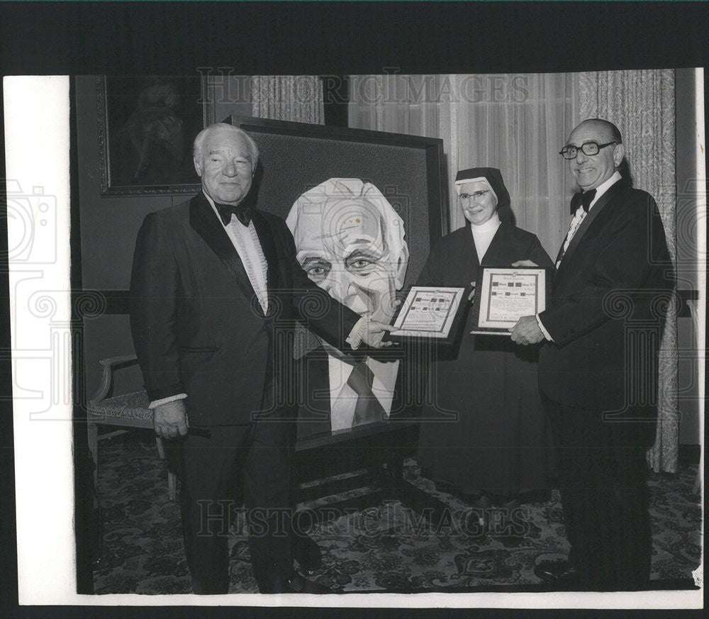 1973 Press Photo Saint Joseph Hospital Honor Norman H Stone Industrialist Boikan - Historic Images