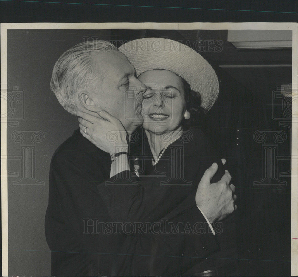 1965 Press Photo William Stratton Hugs Kisses Wife Shirley After Aquit Of Charge - Historic Images