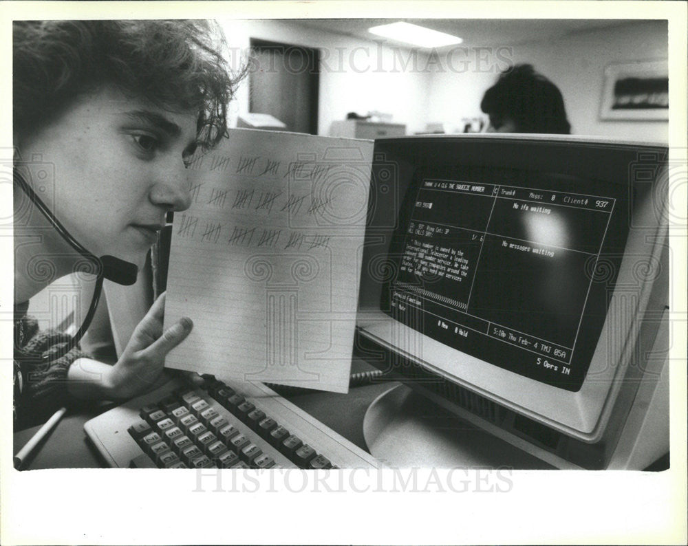 1988 Press Photo Jones Keep Track Of Calls Prompt By Rock Group Squeeze&#39;s Record - Historic Images