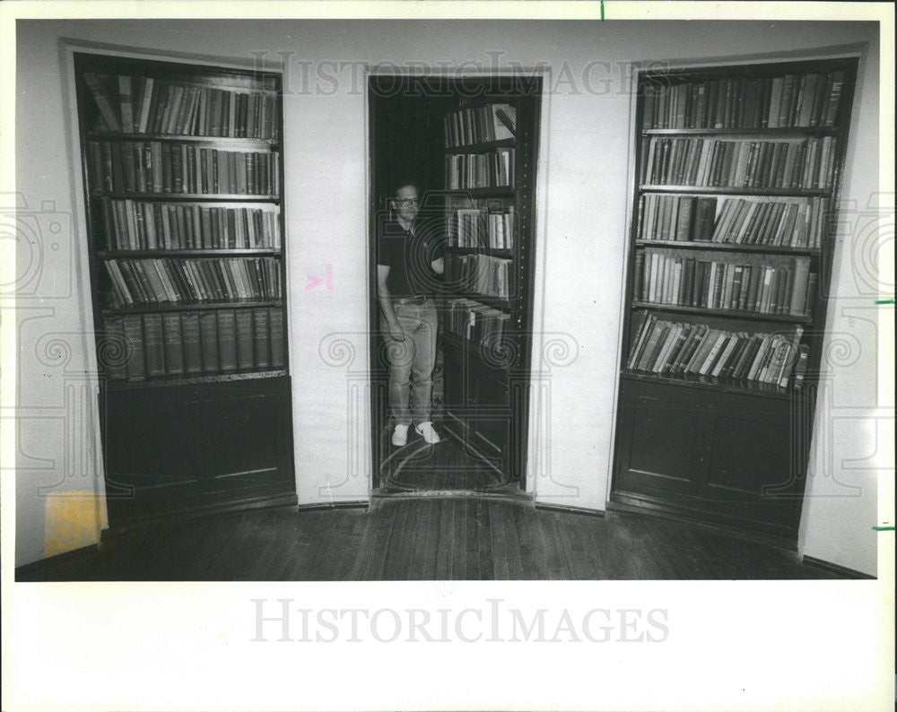 1984 Press Photo Stronghold Castle Director Gary Batty secret Passageway - Historic Images