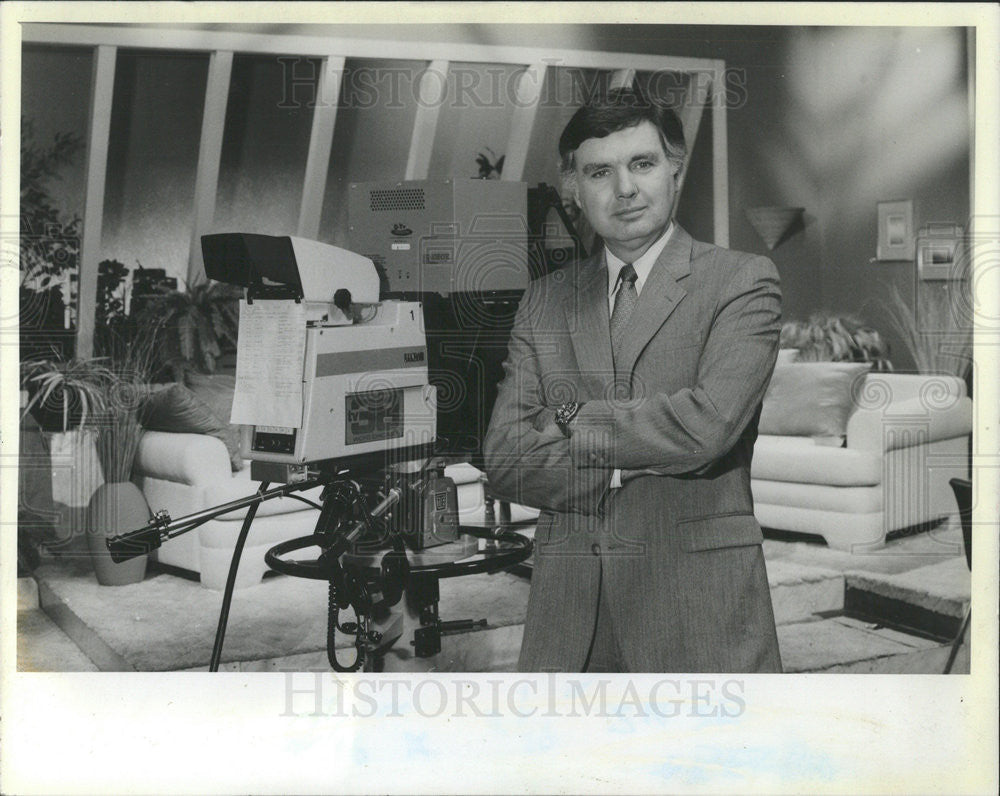 1986 Press Photo Jerry Rose President Chairman WCFC Channel 30 Studio - Historic Images