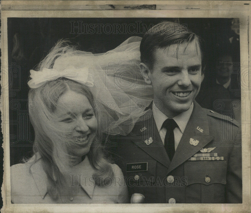 1973 Press Photo Army CWO Joseph Rose Donna Smile After Wedding In Valley Forge - Historic Images