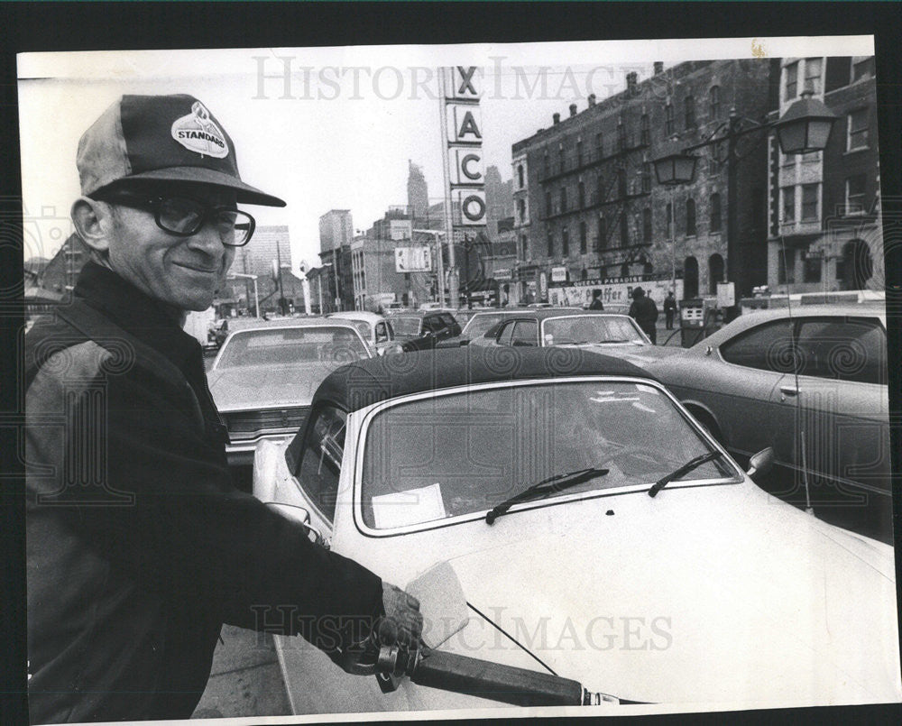 1974 Press Photo Herb Root Co-Owner Standard Station - Historic Images