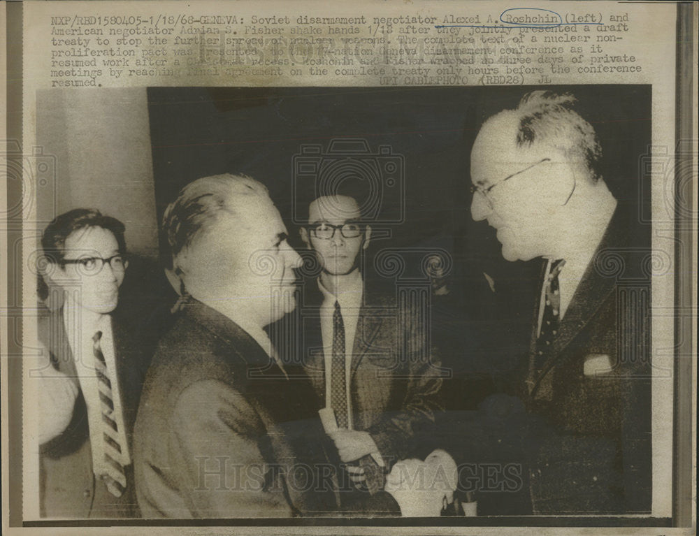 1968 Press Photo Alexei Roschin Adrian Fisher Shake Hands After Present Drat - Historic Images