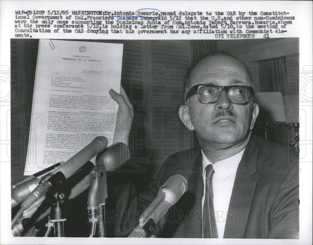 1965 Press Photo Rosario Shown At Press Hold Letter From Deno To Meeting Of OAS - Historic Images