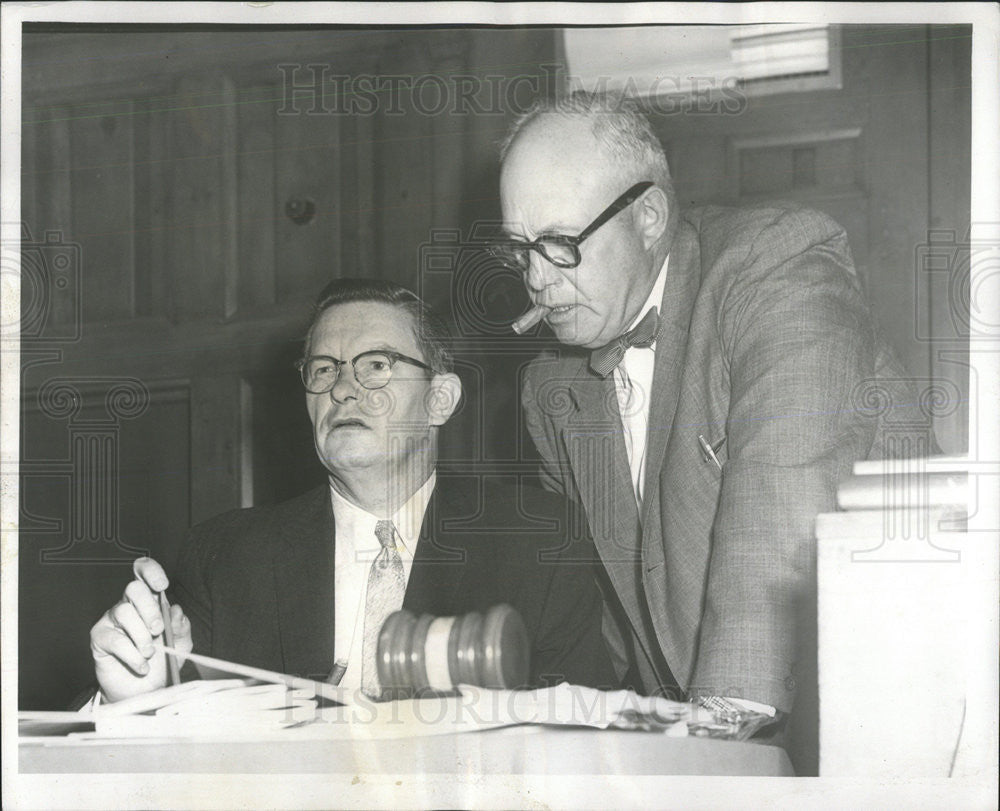 1956 Press Photo Wesley Reedy Secretary Treasurer Assistant Huddles President - Historic Images