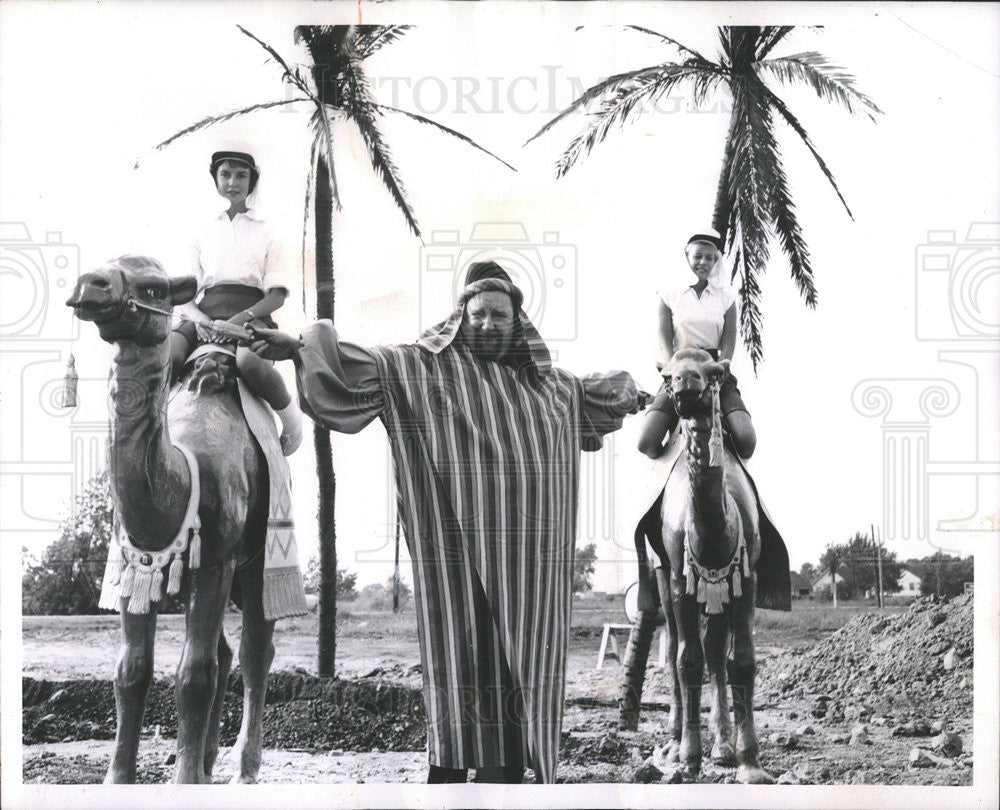 1960 Press Photo The Shiek of Araby would flip his burnoose of he saw Tom Reed - Historic Images