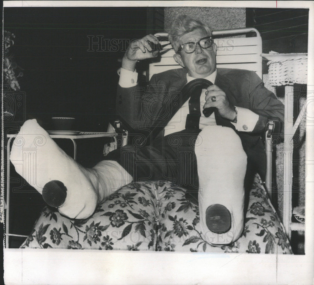 1965 Press Photo Reedy With Both Feet In Casts Rest On Porch Of Home Washington - Historic Images