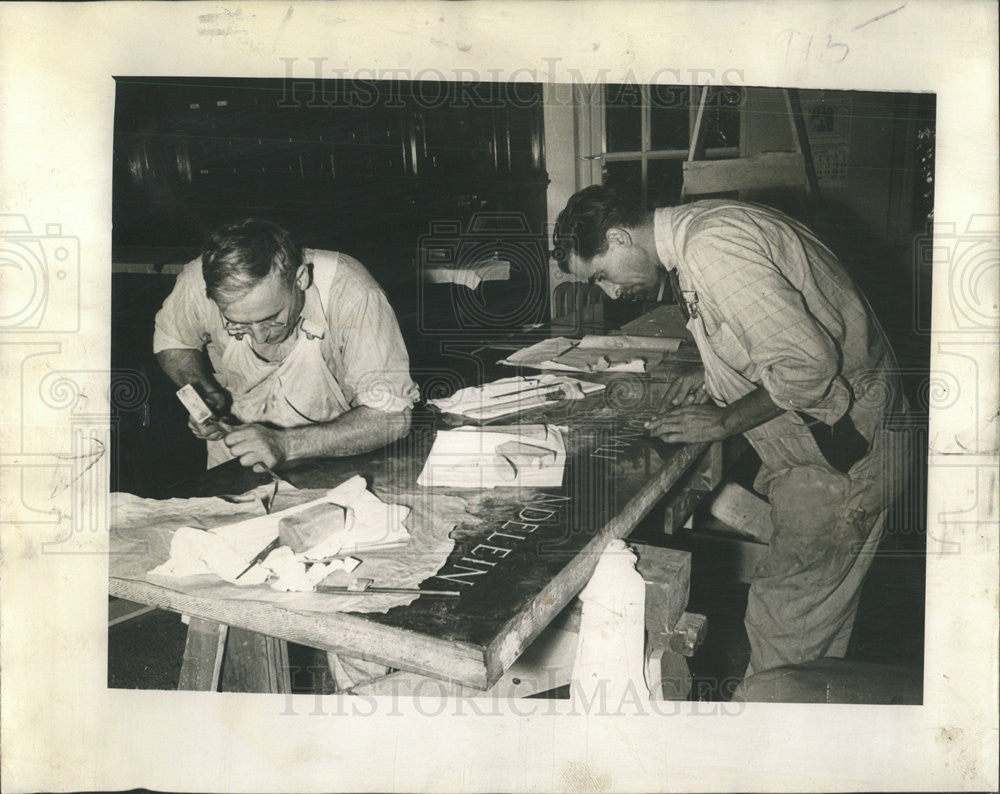 1939 Press Photo Workmen Stone Cutters Architects Marble Slab - Historic Images