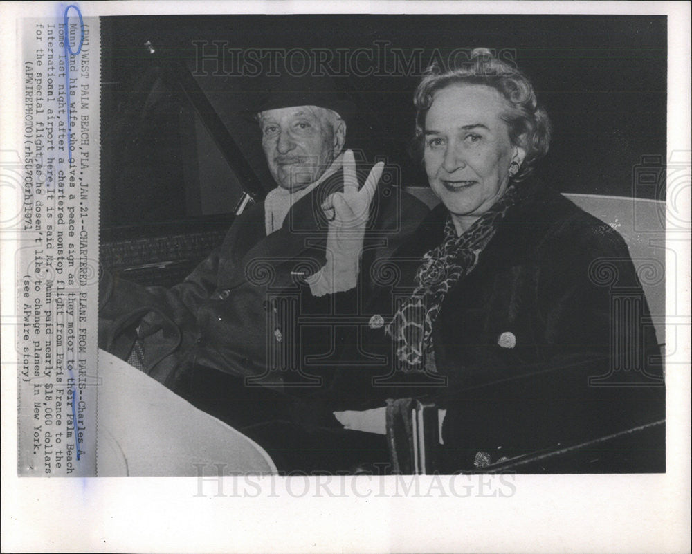 1971 Press Photo Charles Munn &amp; Wife - Historic Images