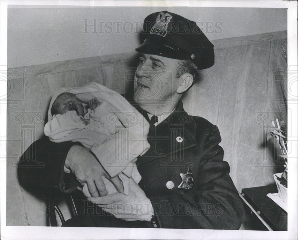 1958 Press Photo Frank D Murphy Policeman Receive Creditable Capture Robber - Historic Images