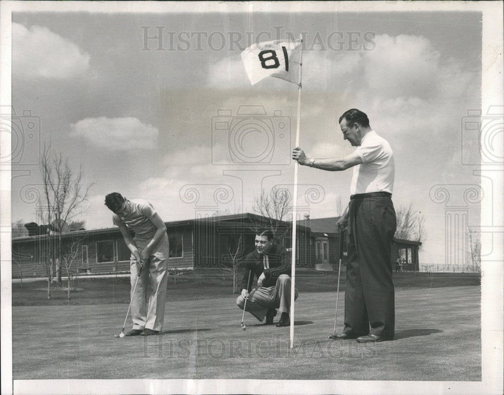 1958 Press Photo John McNulty, Ed&#39;s Son Rilly tries out the 18th Green Golf - Historic Images