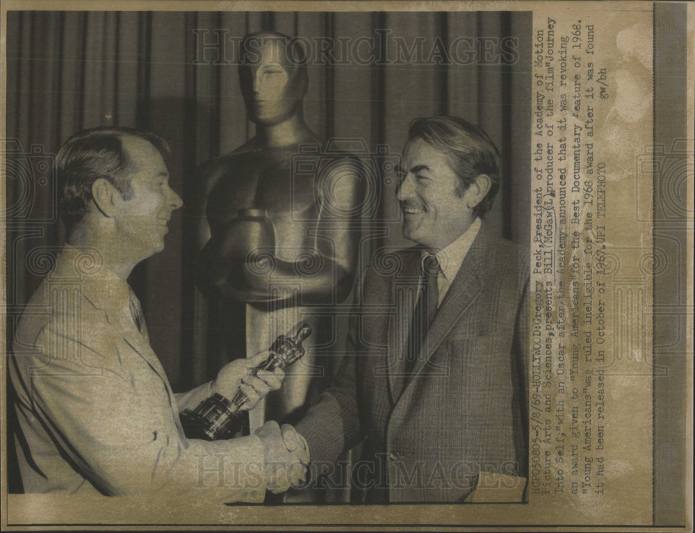 1969 Press Photo BILL MCGAW GREGORY PECK - Historic Images