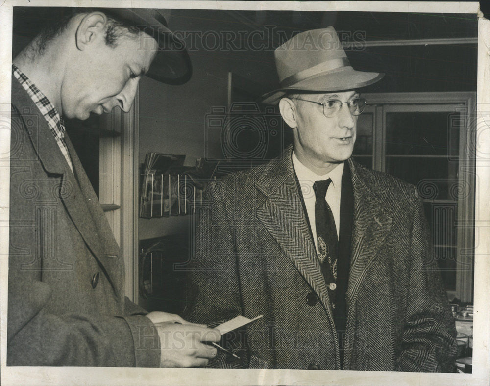 1955 Press Photo Robert McGinley Hebron Citizens Bank Cashier Talk Sheriff Polic - Historic Images