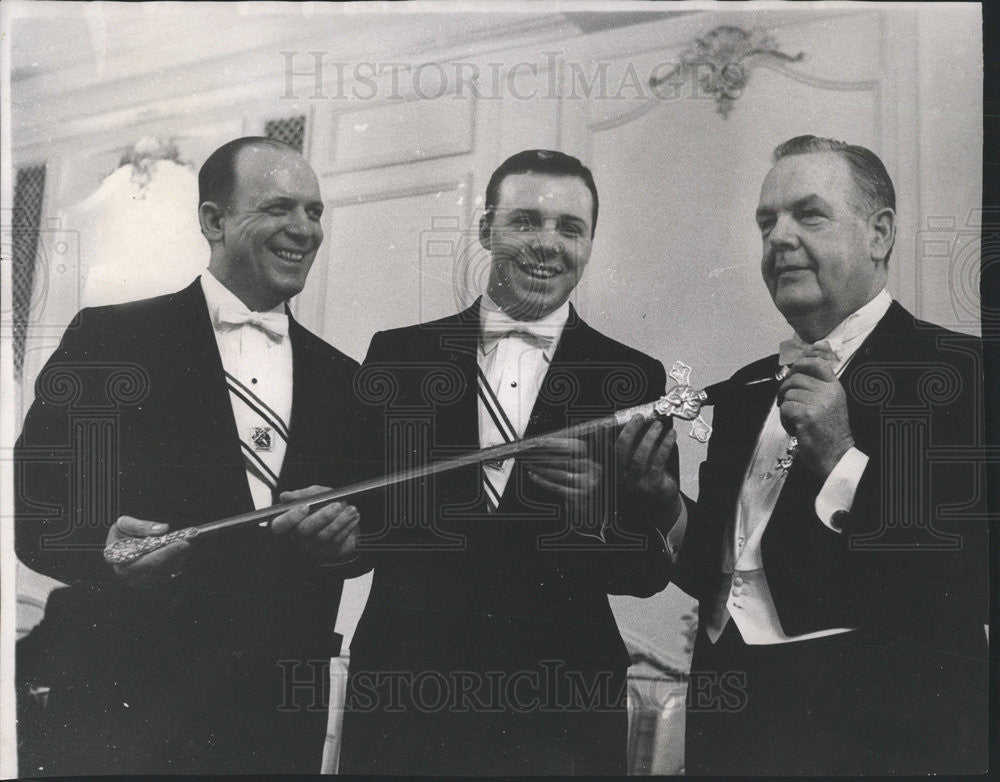 1968 Press Photo Daniel Brien Sr O&#39;Brien Jr Receive Sword Present By McGillen - Historic Images