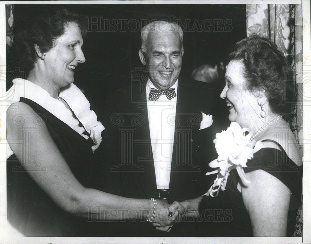 1952 Press Photo Paul McNutt And Wife Greeted By Hostess Hesta At Party In Hotel - Historic Images