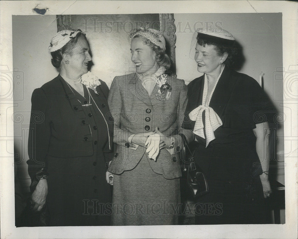Press Photo Mrs Donald McPherson with Chicago Musical College Friends - Historic Images